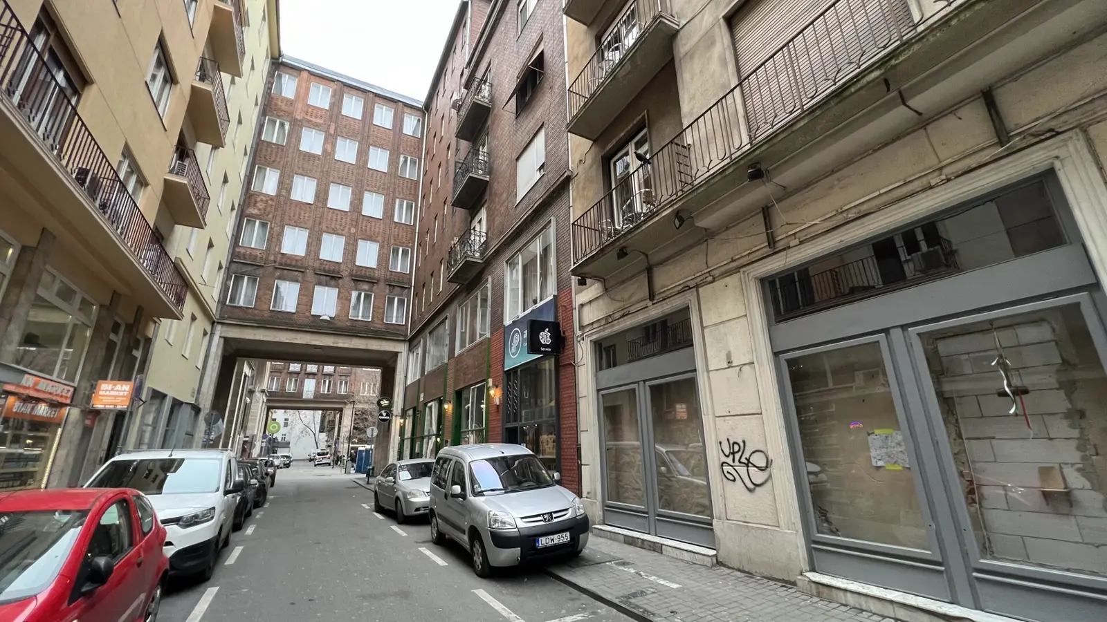 Madách téren 39nm-es raktár/műterem eladó. – Budapest