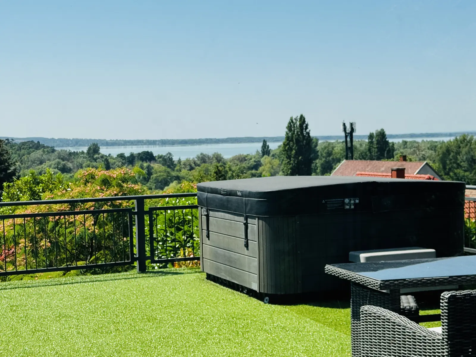 Balatonra táruló, páratlan látványvilág – luxusrezidencia eladó Vonyarcvashegyen