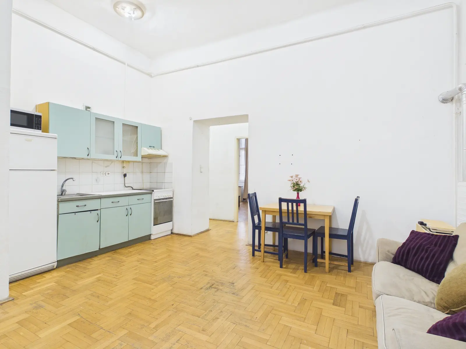 Eladó két hálószobás, felújítandó polgári lakás kiváló helyen – Budapest
