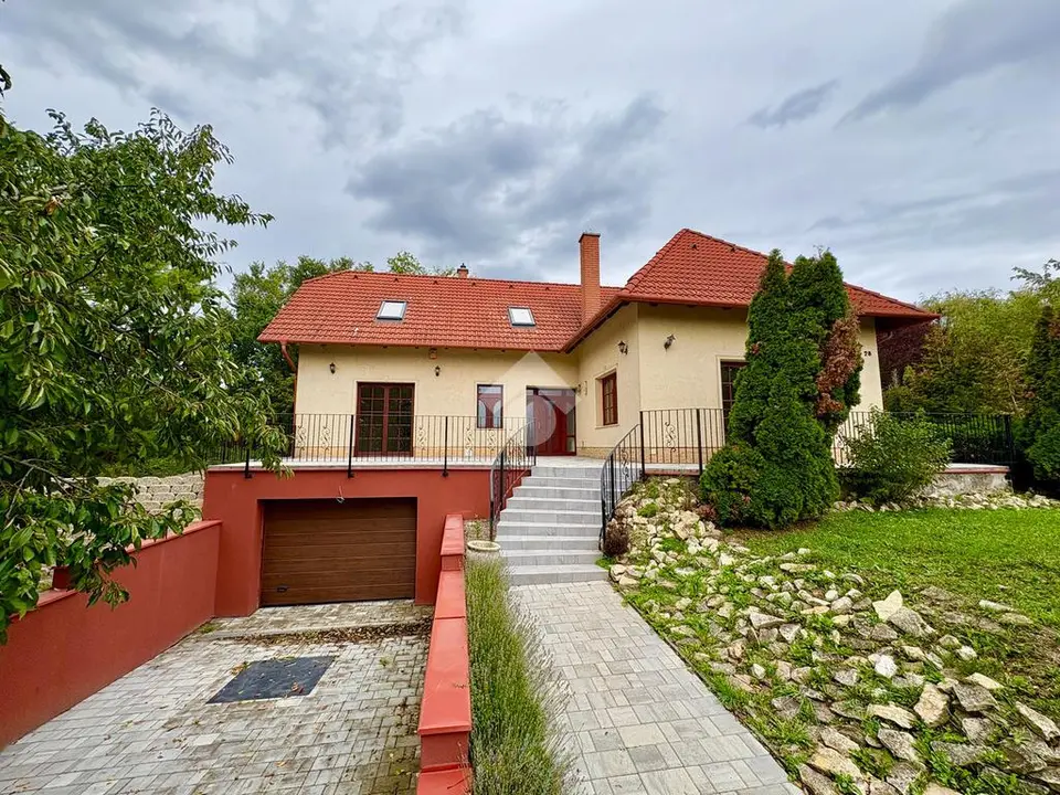 Ház eladó – Üröm