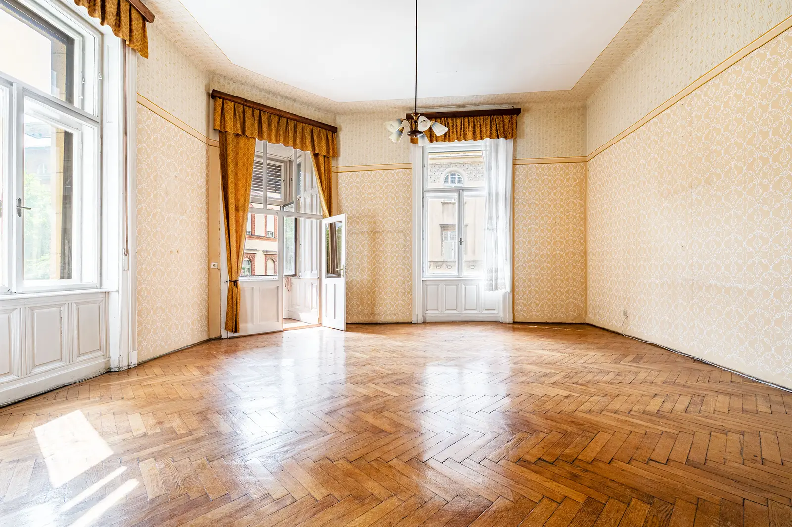A Mikszáth Kálmán tér közvetlen közelében (Palotanegyed) egy 100m2-es, 2. emeleti , liftes, világos, D-K-i tájolású ,csendes, 2 szobás, (nappali + 1 hálószobás), összkomfortos, felújítandó, lakás Eladó! – Budapest