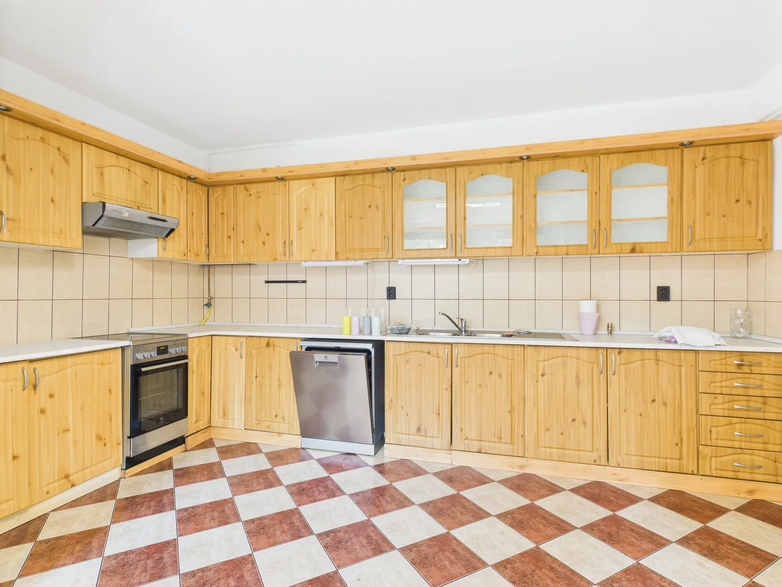 Gárdonyban a Velencei-tó partján központhoz közeli utcában, 145 m2-es családi ház eladó.