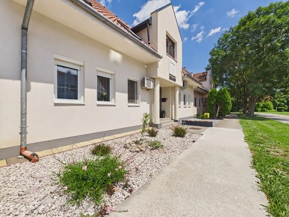 Modern, felújított, kertkapcsolatos, földszinti lakás 15m2-es terasszal Mosonmagyaróvár szívében!