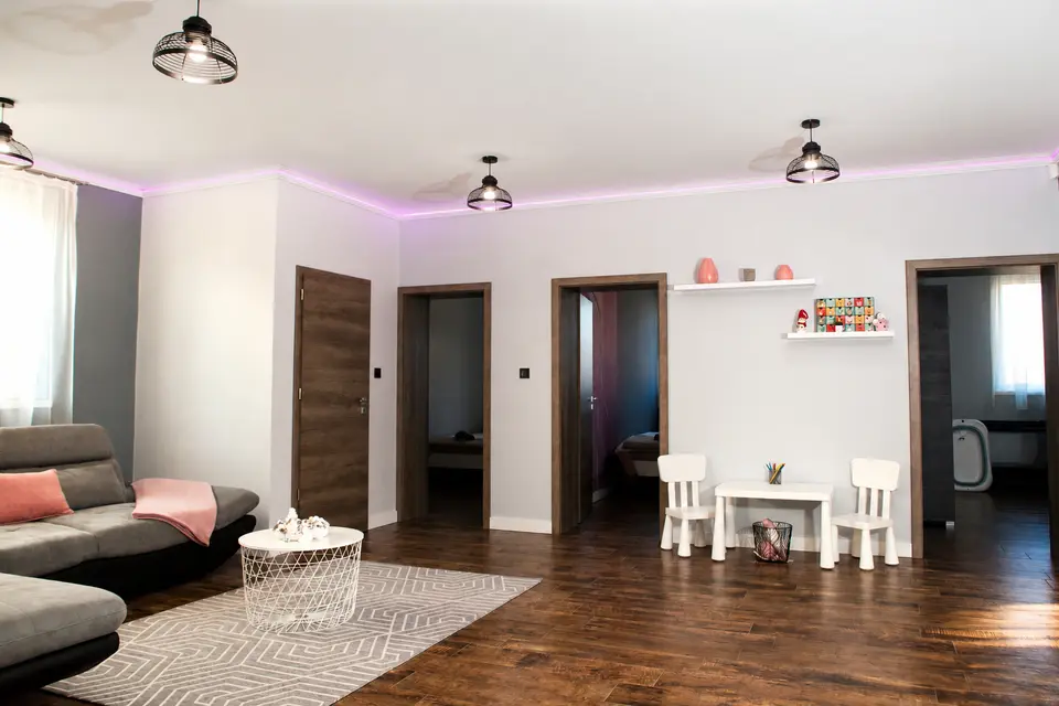 Luxus és üzleti lehetőség egyben! Teljesen berendezett, prémium családi ház 460 m²-es multifunkcionális melléképülettel eladó Makón