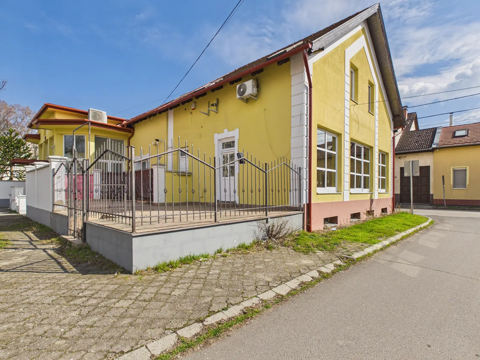 Belváros közeli, 3 szintes vendéglátó ingatlan Debrecen szívében – akár ütemezett fizetéssel is megvásárolható