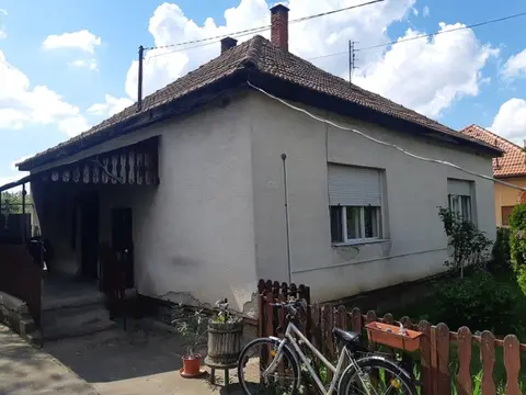Tágas családi otthon csendes, mégis jól megközelíthető környéken – Pusztaszabolcson!