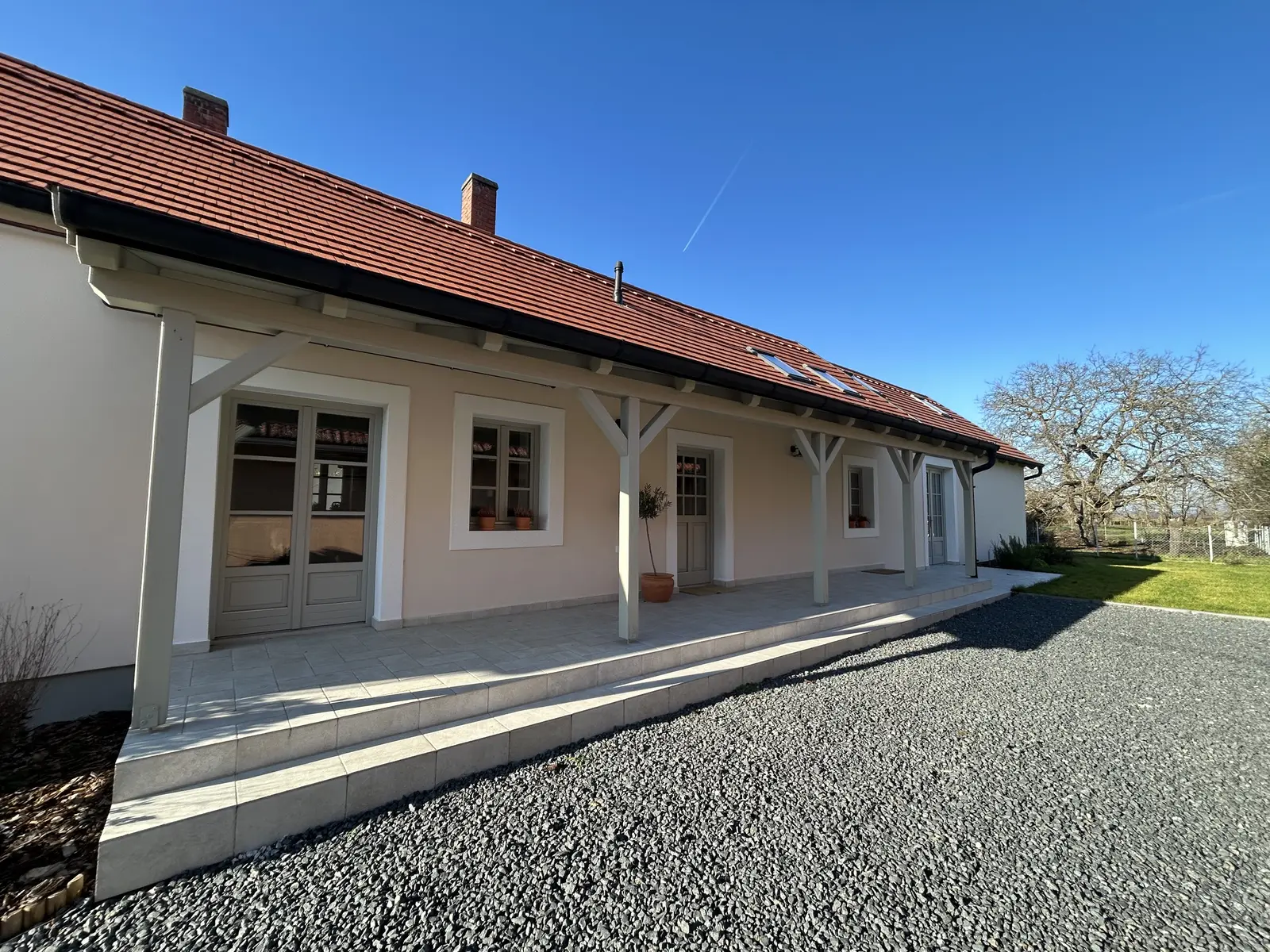 Kétlakásos, felújított családi ház Kisapátiban – a Szent György-hegy lábánál