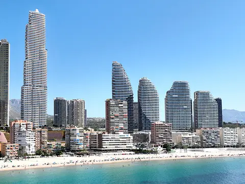 Keleti fekvésű, medencére néző új építésű ingatlan a Poniente Beach-nél Benidormban a TM Tower-ben