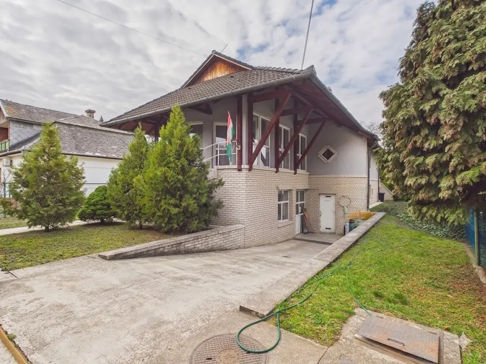 PRÉMIUM ÜZLETI INGATLAN SASHALMON – Budapest