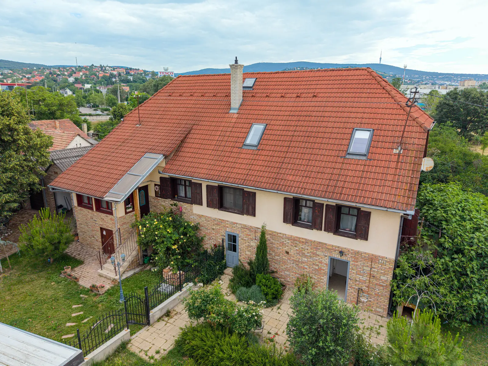 Mediterrán stílusú családiház eladó Pécsen a Béke-park mellett