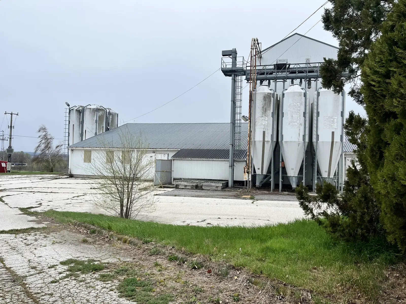ELADÓ IPARI TELEPHELY, M1 autópálya lehajtójától 6 km távolságban – Tök