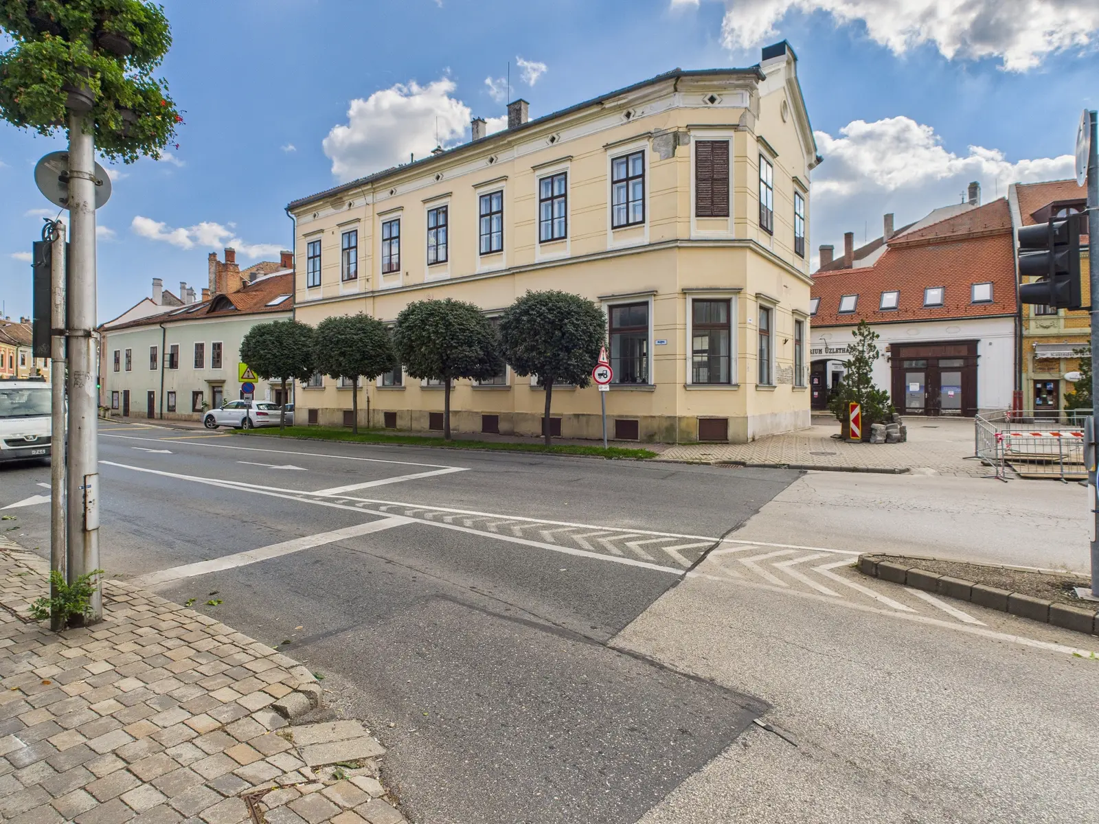 Eladó belvárosi, sokoldalúan hasznosítható épület Sopron szívében
