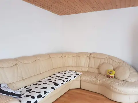Baracskán csendes aszfaltozott utcában, 120 m2, 1300 m2 telken, 3 szoba + nappalis , kétgenerációs családi ház eladó. – Baracska