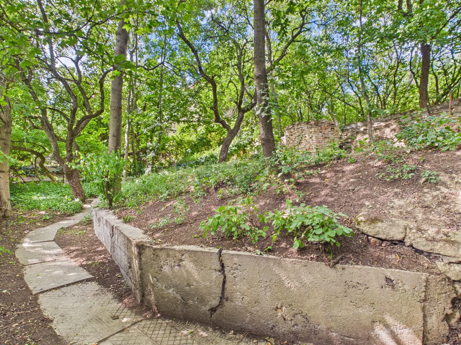 Külön kerítéssel elválasztott, évtizedek óta önállóan használt panorámás telekrész családi házzal a Rupp-hegy mellett – Budapest