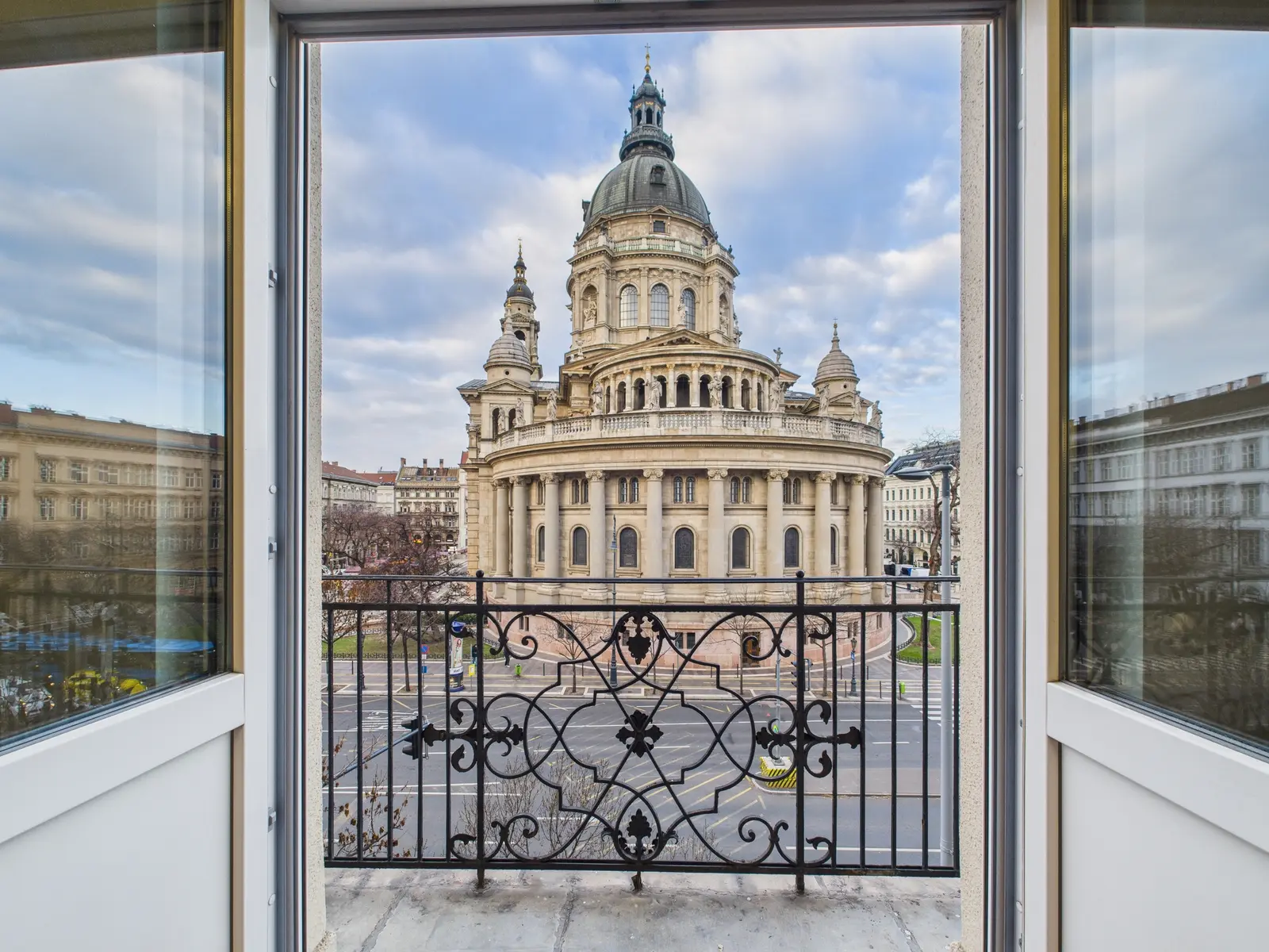 Világos, panorámás két hálószobás lakás Budapest szívében