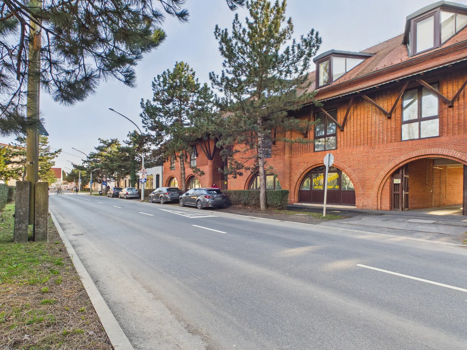 STRATÉGIAI INGATLANBEFEKTETÉS SZOMBATHELYEN – INTÉZMÉNYI ÉPÜLET SAJÁT PARKOLÓVAL