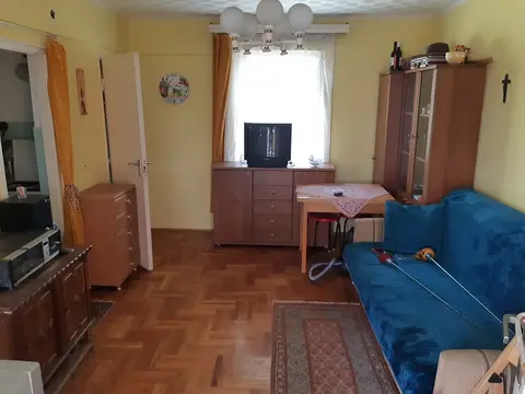 Gárdony csendes részén eladó egy 36 m²-es, téglaépítésű hétvégi ház
