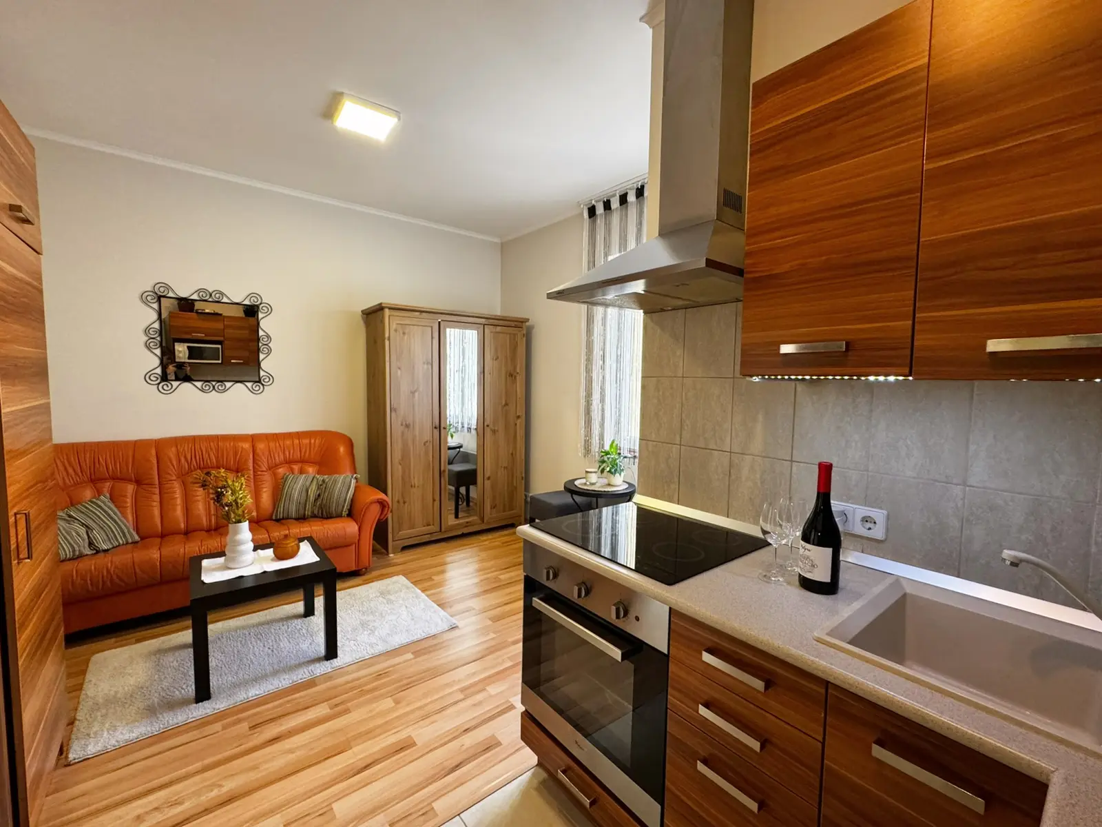 Prémium kis lakás — Hercegprímás utca legelején (Bazilika ⇄ Deák tér között) 28 m² // 1 + 1 fél szoba (amerikai konyhás nappali + háló) // 4. emelet (lift a 3. emeletig) // téglaépítés // 2015-ben teljeskörű felújítás – Budapest